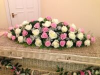 Rose & Gypsophilia Casket Spray – DES15